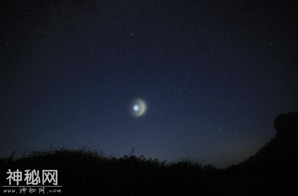 七夕节韩国上空惊现UFO：持续发光10分钟-2.jpg