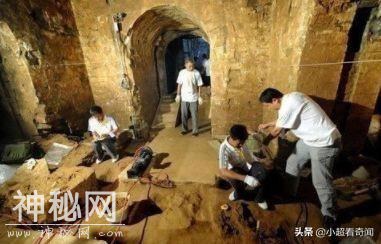 村民砍柴路过发现古墓，打开古墓后，发现里面有一对夫妻在睡觉-5.jpg