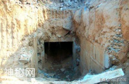 村民砍柴路过发现古墓，打开古墓后，发现里面有一对夫妻在睡觉-2.jpg