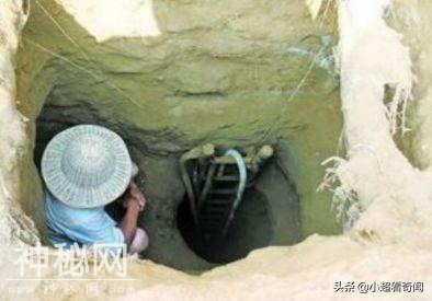 村民砍柴路过发现古墓，打开古墓后，发现里面有一对夫妻在睡觉-3.jpg
