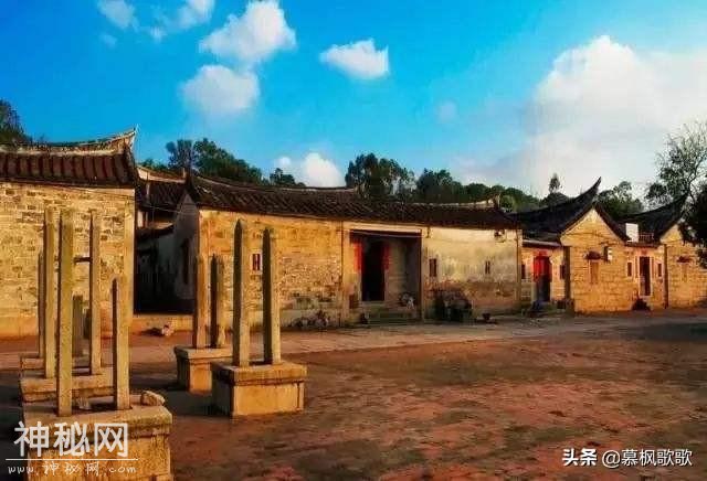 中国一村庄，风俗奇特，男女结婚时必须要穿白色衣服，不能穿红色-1.jpg