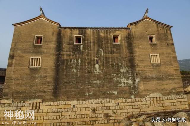 中国一村庄，风俗奇特，男女结婚时必须要穿白色衣服，不能穿红色-3.jpg