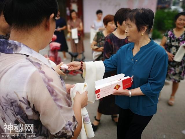 这里的风俗很奇特，女人也发烟！-1.jpg