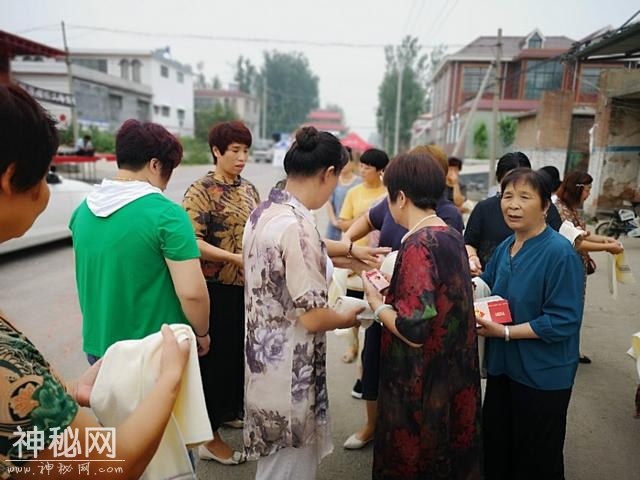 这里的风俗很奇特，女人也发烟！-6.jpg