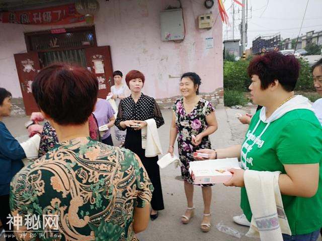 这里的风俗很奇特，女人也发烟！-3.jpg