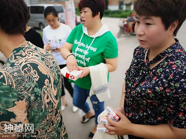 这里的风俗很奇特，女人也发烟！-2.jpg
