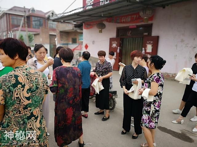 这里的风俗很奇特，女人也发烟！-4.jpg