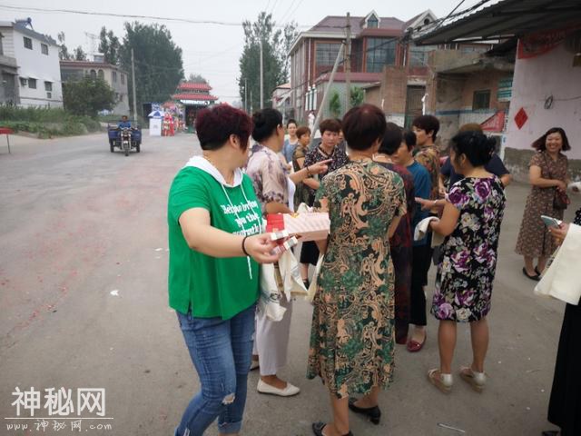 这里的风俗很奇特，女人也发烟！-8.jpg