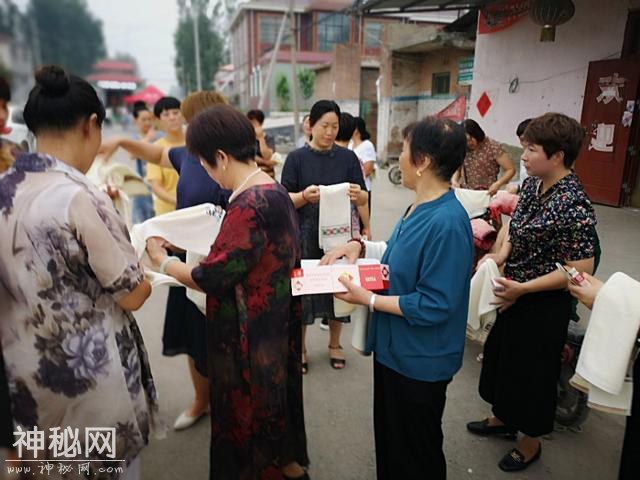 这里的风俗很奇特，女人也发烟！-7.jpg