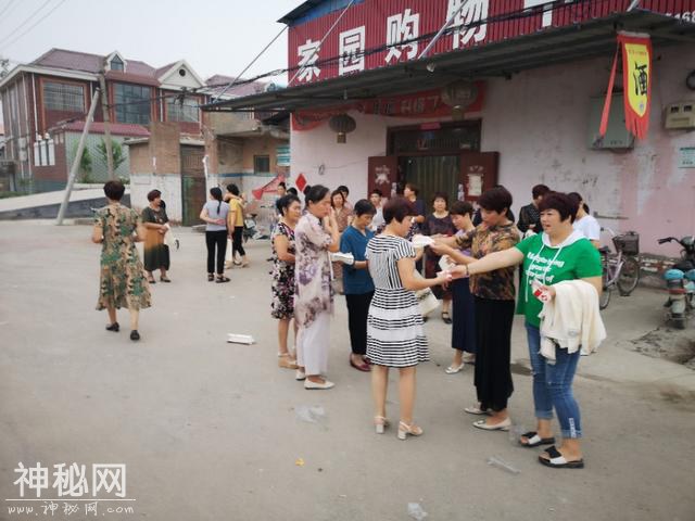 这里的风俗很奇特，女人也发烟！-11.jpg
