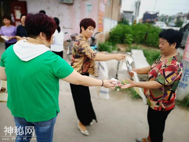 这里的风俗很奇特，女人也发烟！-10.jpg