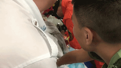 男子脚底打滑意外跌落遭钢筋穿胸，幸好被人发现-2.jpg