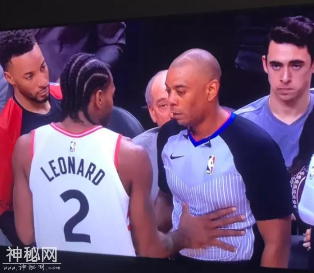 普通人和NBA巨人差距：奥胖喝水像喝口服液，2米31波尔游泳似水怪-2.jpg