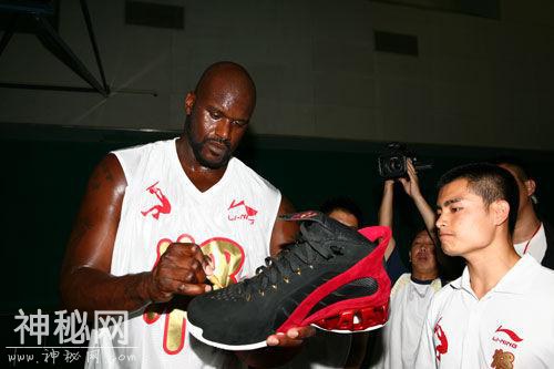 普通人和NBA巨人差距：奥胖喝水像喝口服液，2米31波尔游泳似水怪-3.jpg