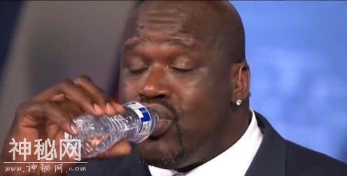 普通人和NBA巨人差距：奥胖喝水像喝口服液，2米31波尔游泳似水怪-5.jpg