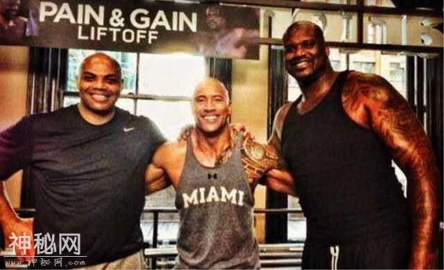 普通人和NBA巨人差距：奥胖喝水像喝口服液，2米31波尔游泳似水怪-8.jpg