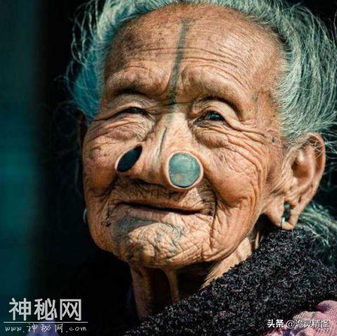 最奇葩风俗，因部落女子长的太美，害怕被抢竟全部选择毁容-2.jpg