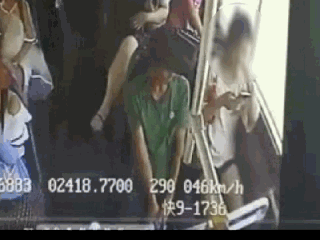 瘆得慌！公交车上男子边笑边伸“咸猪手”被发现后还掏出了刀-2.jpg