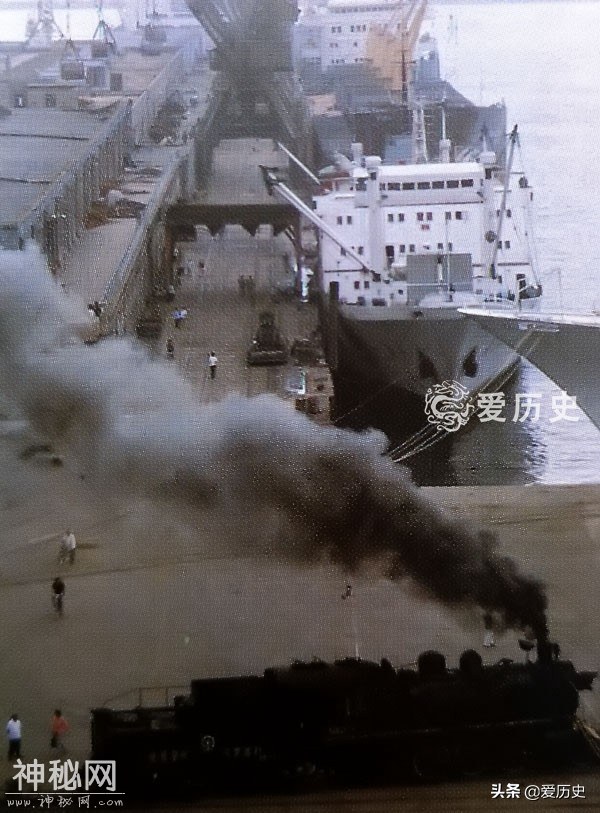七十年代末的大连老照片：中国最大的油港 中山路上车来车往-2.jpg