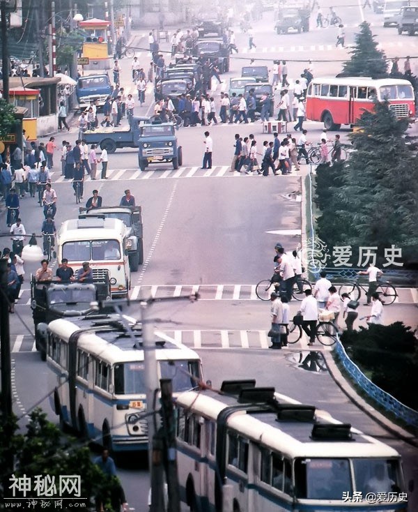 七十年代末的大连老照片：中国最大的油港 中山路上车来车往-10.jpg