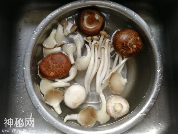 炖鸡别再直接炖，也不要焯水，大厨教你这1招，鸡汤鲜又美味-6.jpg