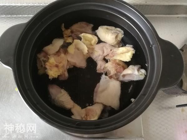 炖鸡别再直接炖，也不要焯水，大厨教你这1招，鸡汤鲜又美味-9.jpg