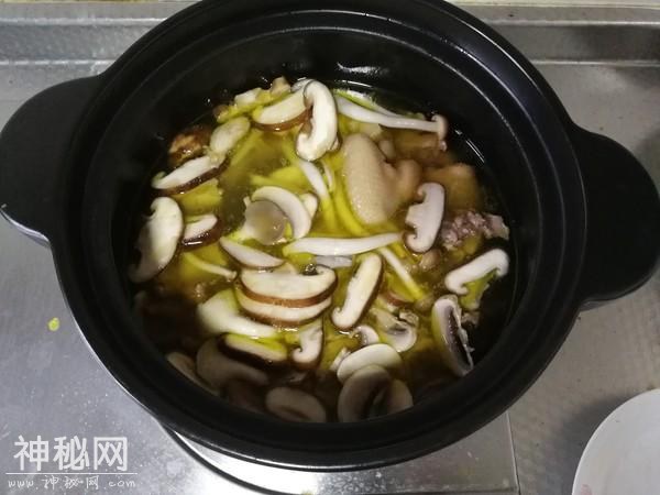 炖鸡别再直接炖，也不要焯水，大厨教你这1招，鸡汤鲜又美味-15.jpg