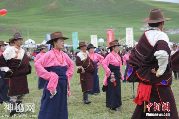甘肃藏区民众载歌载舞传承则柔民俗-1.jpg