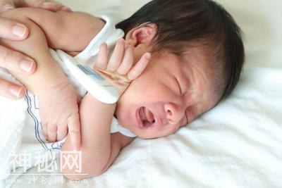 宝宝哭闹不睡觉，可能身体某些部位有问题，父母不能忽视-1.jpg