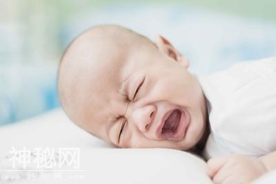 宝宝哭闹不睡觉，可能身体某些部位有问题，父母不能忽视-3.jpg