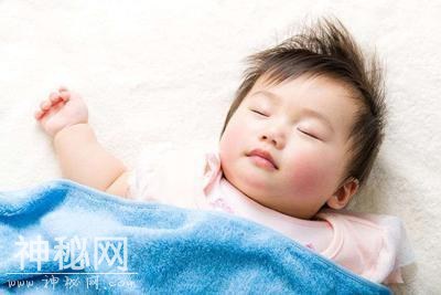 宝宝哭闹不睡觉，可能身体某些部位有问题，父母不能忽视-2.jpg