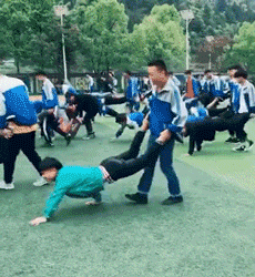搞笑GIF图：小姐姐你再玩下去，老花镜要被你玩涨价了-5.jpg