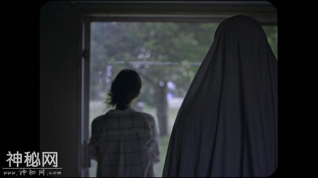 一张破了两个窟窿的床单如何演完一个鬼故事-3.jpg