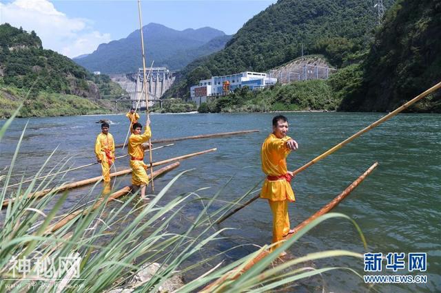 福建宁德：“独木冲浪”秀绝技-4.jpg