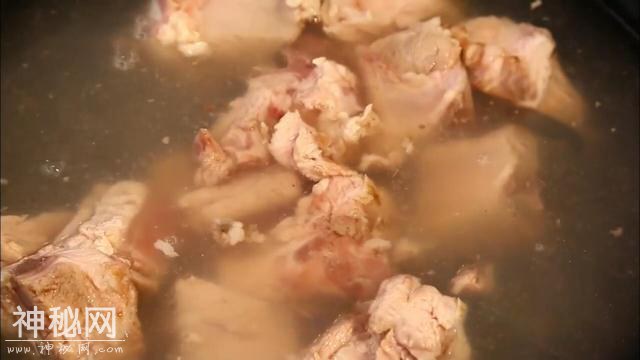 如何炖出健康养生又美味的排骨莲藕汤？食材选择和搭配也很关键-6.jpg