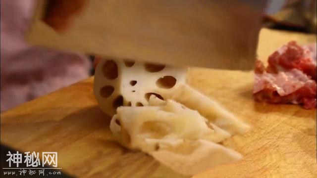 如何炖出健康养生又美味的排骨莲藕汤？食材选择和搭配也很关键-5.jpg