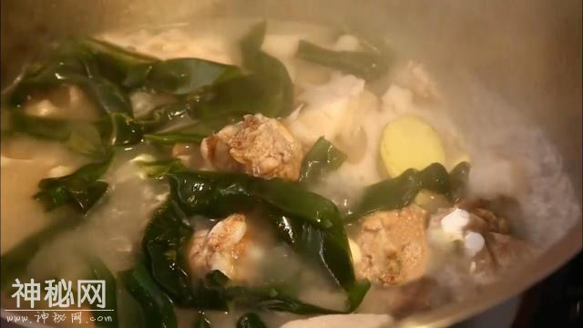 如何炖出健康养生又美味的排骨莲藕汤？食材选择和搭配也很关键-9.jpg