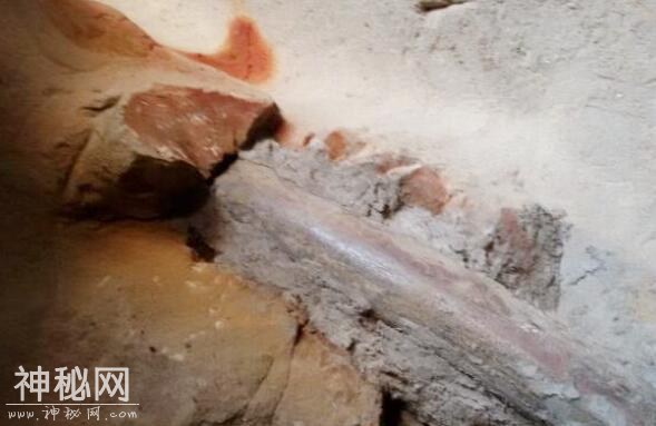 15万年前的“铁管”贯穿了整个岩壁，自然现象还是外星人的杰作？-1.jpg