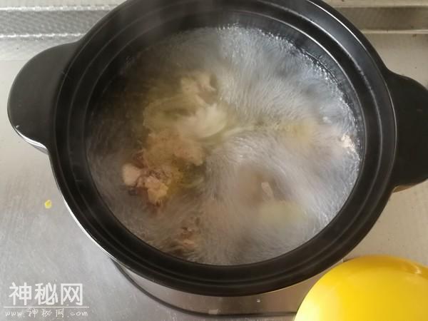 炖鸡别再直接炖，也不要焯水，大厨教你这1招，鸡汤很鲜又美味-12.jpg