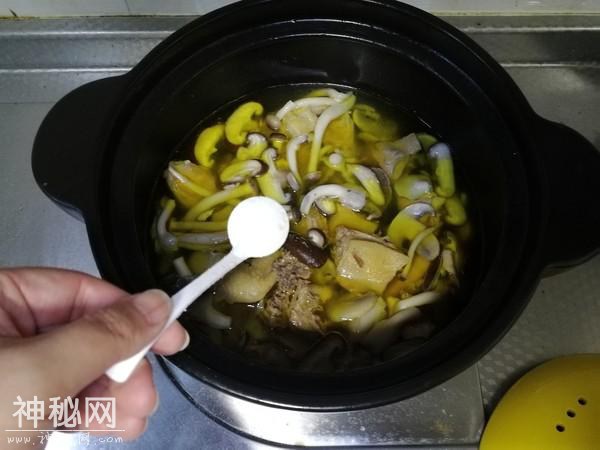 炖鸡别再直接炖，也不要焯水，大厨教你这1招，鸡汤很鲜又美味-16.jpg