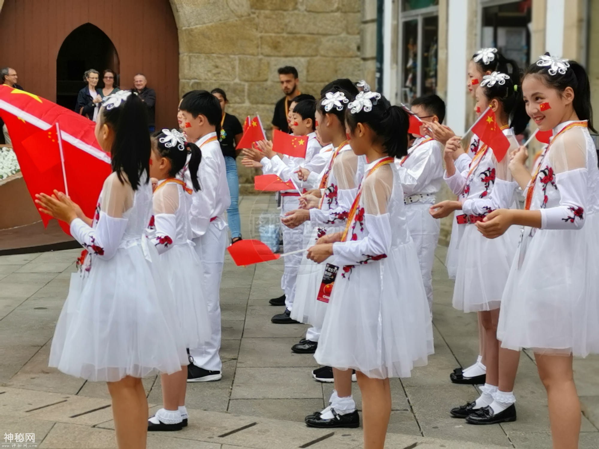 巴塞罗斯国际民俗节 中国民乐首次亮相 杭州这群孩子赚足了眼球-1.jpg