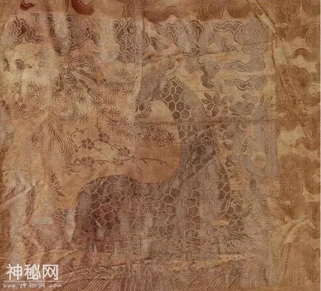 这座陵墓中发现一件官袍，胸口补子上绣怪鹿，专家说：它是神兽-3.jpg