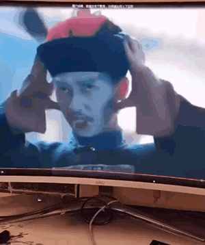 拉着狗壮胆看鬼片，结果狗狗的反应比电影还精彩……-1.jpg