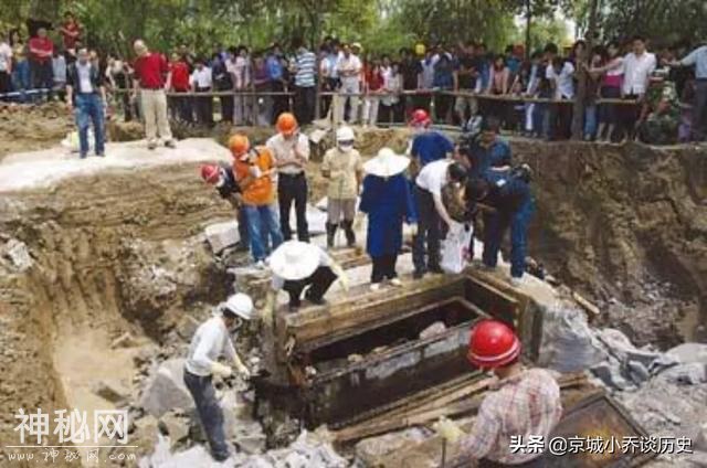 战国一古墓被发现，9个盗洞下是50多具尸骸，专家：庆幸活着出-9.jpg