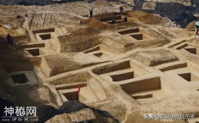 战国一古墓被发现，9个盗洞下是50多具尸骸，专家：庆幸活着出-7.jpg