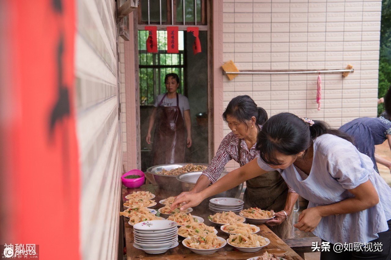 赣南农村婚宴上，菜品丰盛很讲究，有一个风俗值得点赞和推广-3.jpg