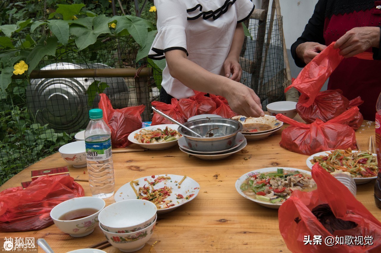 赣南农村婚宴上，菜品丰盛很讲究，有一个风俗值得点赞和推广-7.jpg