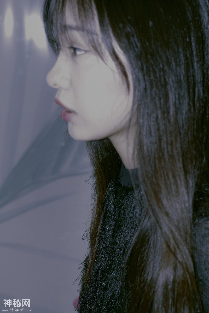 图虫人文摄影：把相机放在墙上自拍的女孩-12.jpg