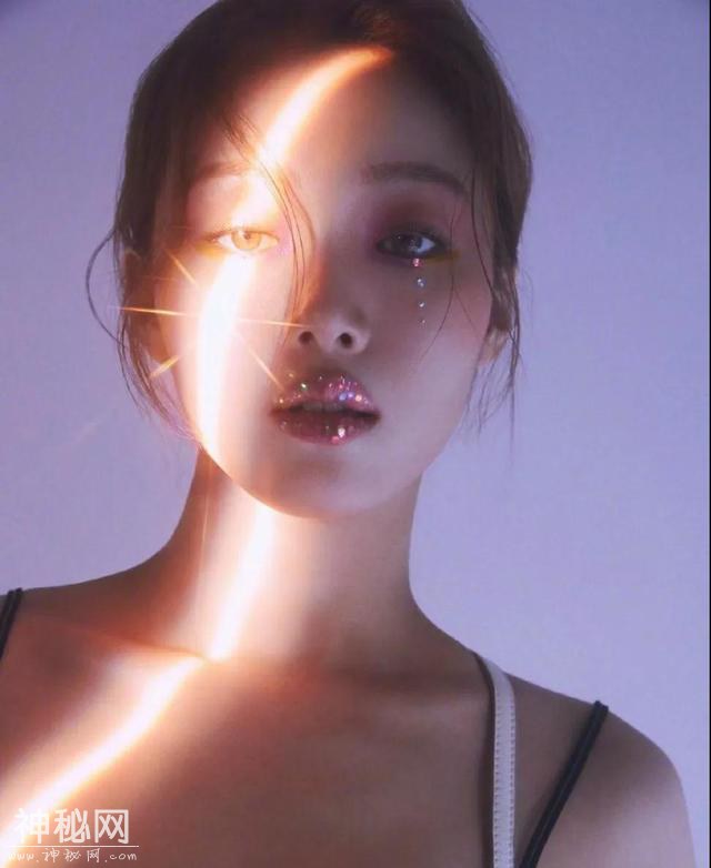 美妆UFO丨李圣经的bling“星唇”可是我等凡人能驾驭的厉害招数？-10.jpg