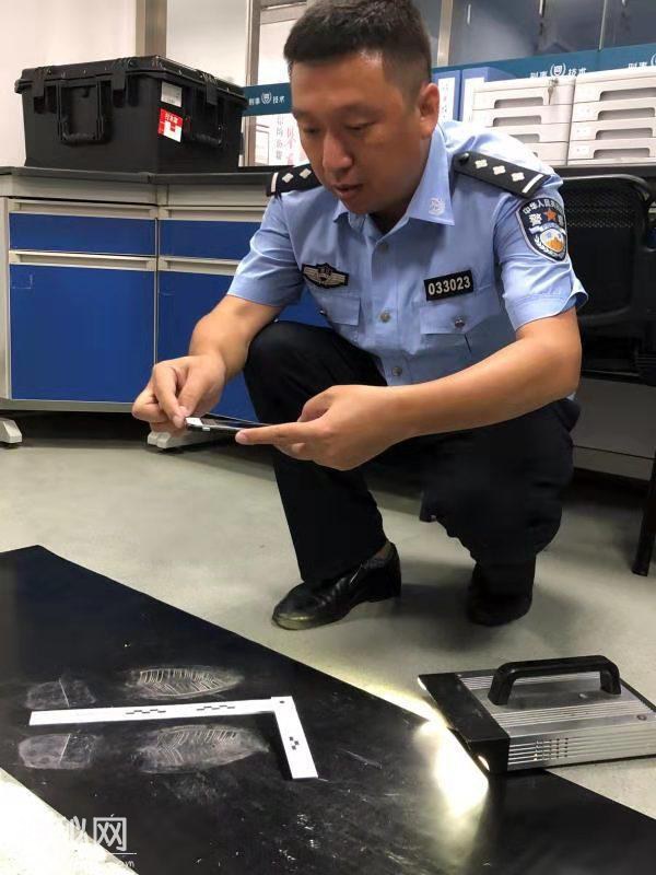 仅凭一个脚印，就能看出你是谁“足迹专家”蓝旭的独门绝技-3.jpg
